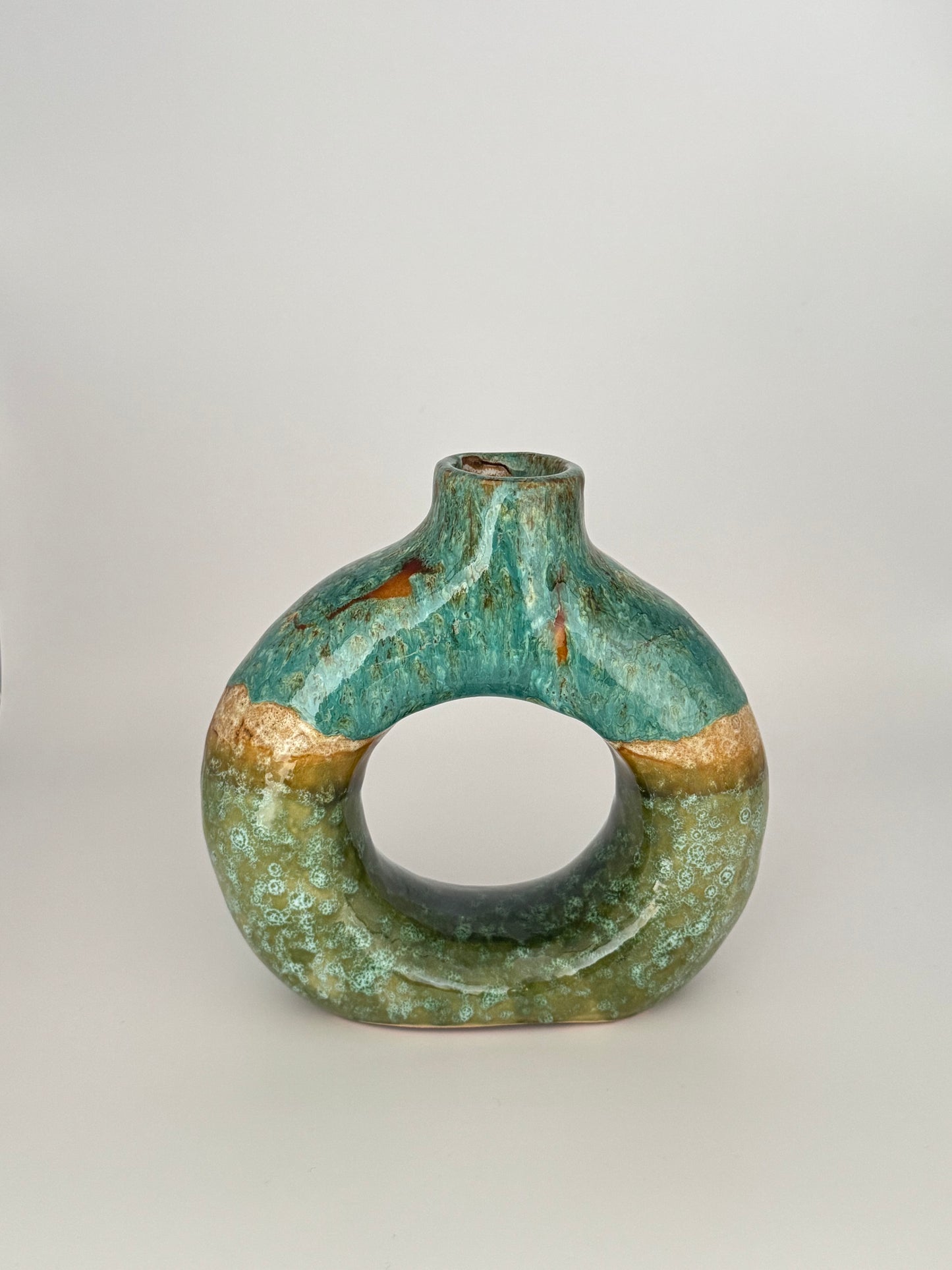 Handgefertigte Keramikvase (Ringform)