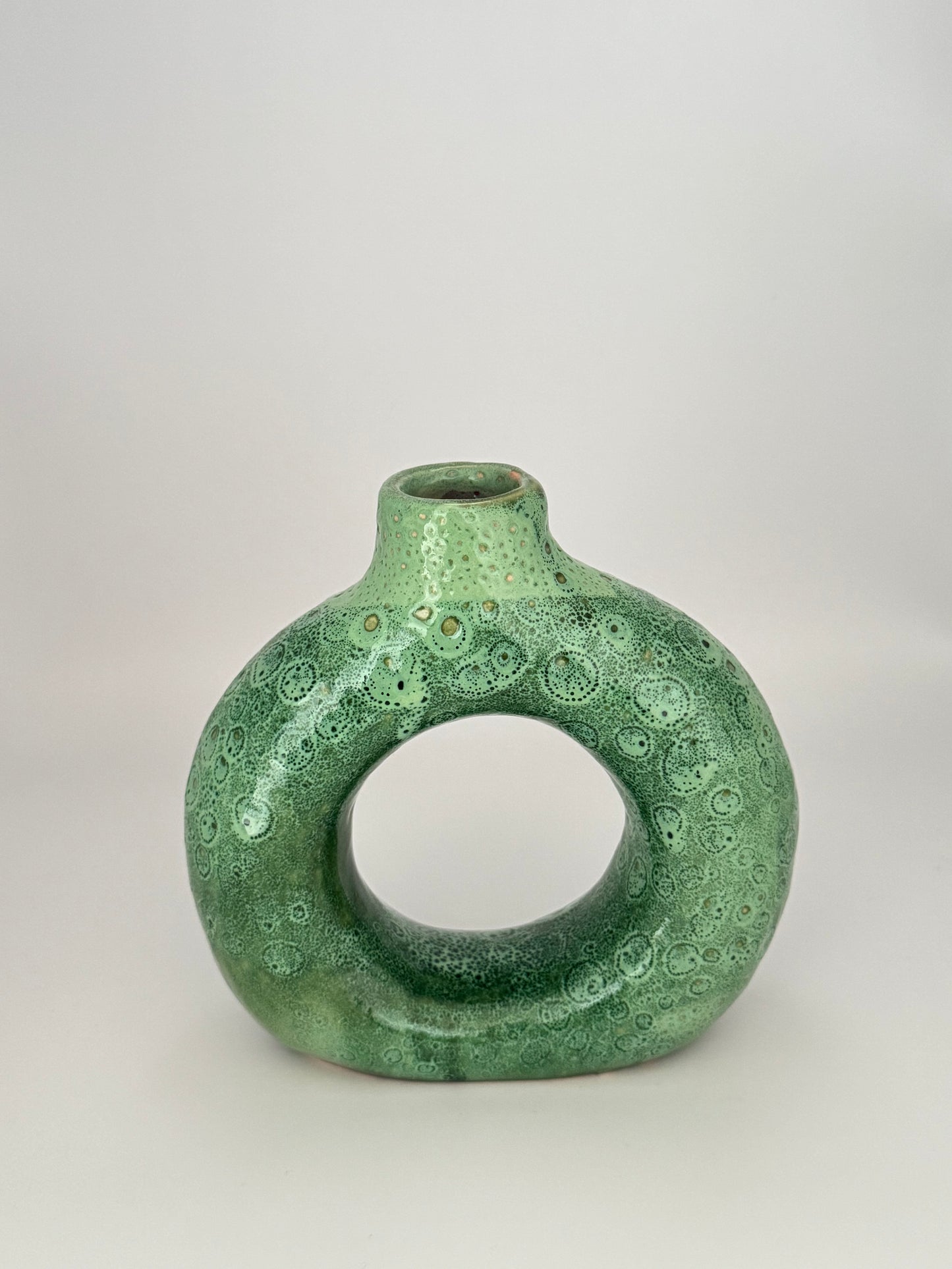 Handgefertigte Keramikvase (Ringform)
