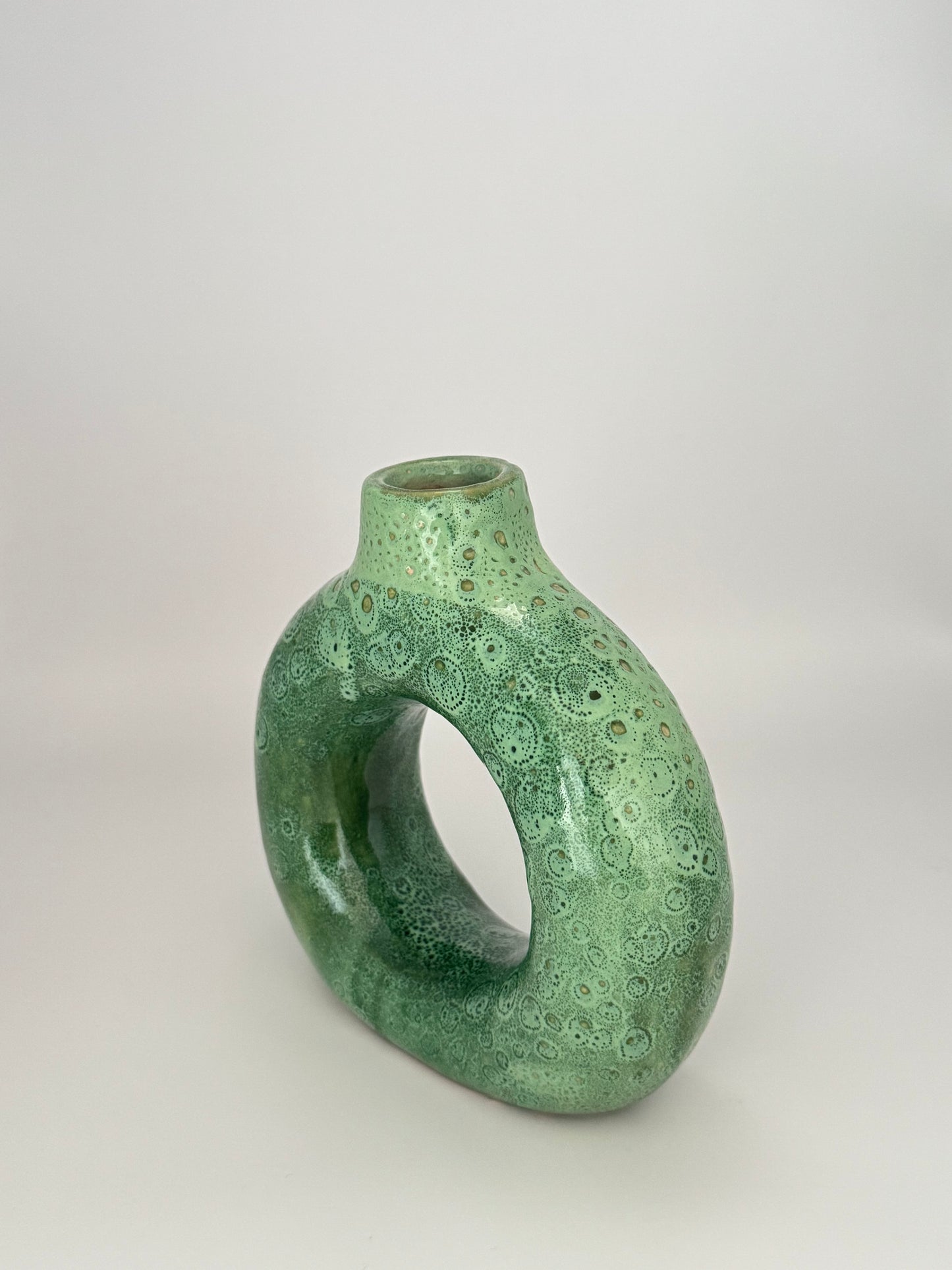 Handgefertigte Keramikvase (Ringform)